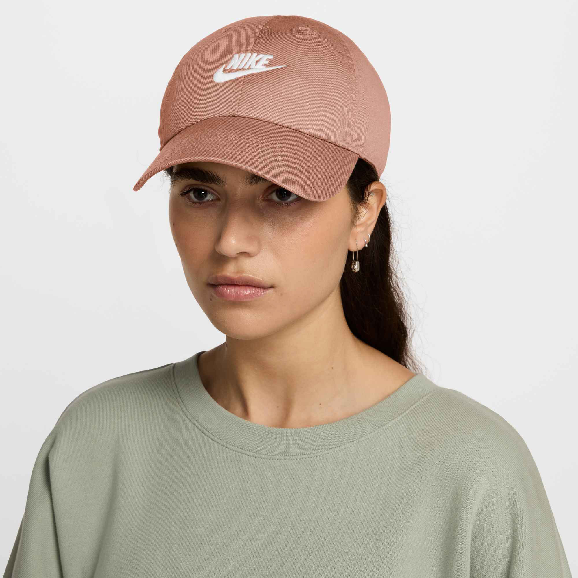 Nike Club Unstructured Futura Wash rose gold/white baseball cap (M-L)