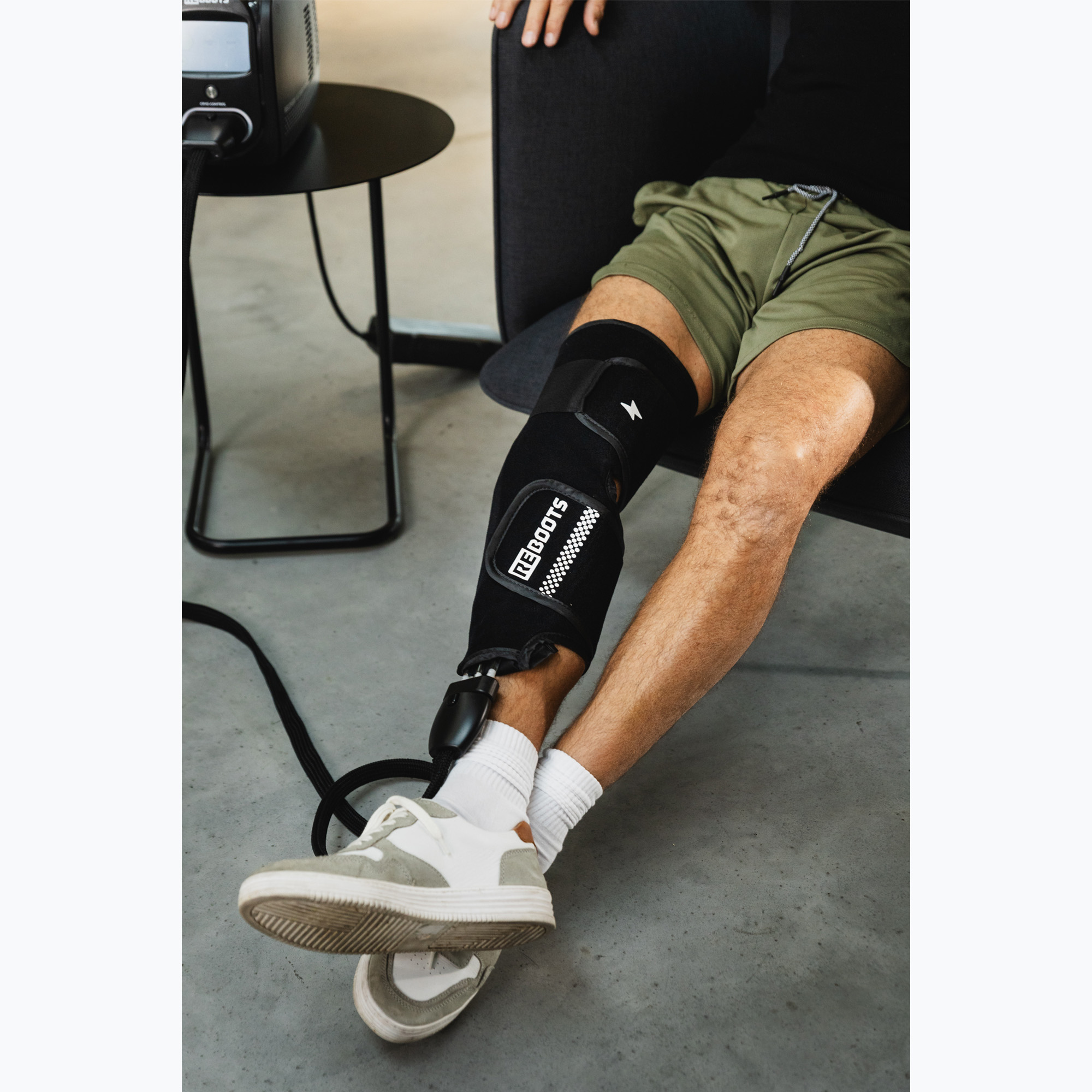 Krioterápiás mandzsetta kompresszióval REBOOTS Knee black (Knee RB-449)