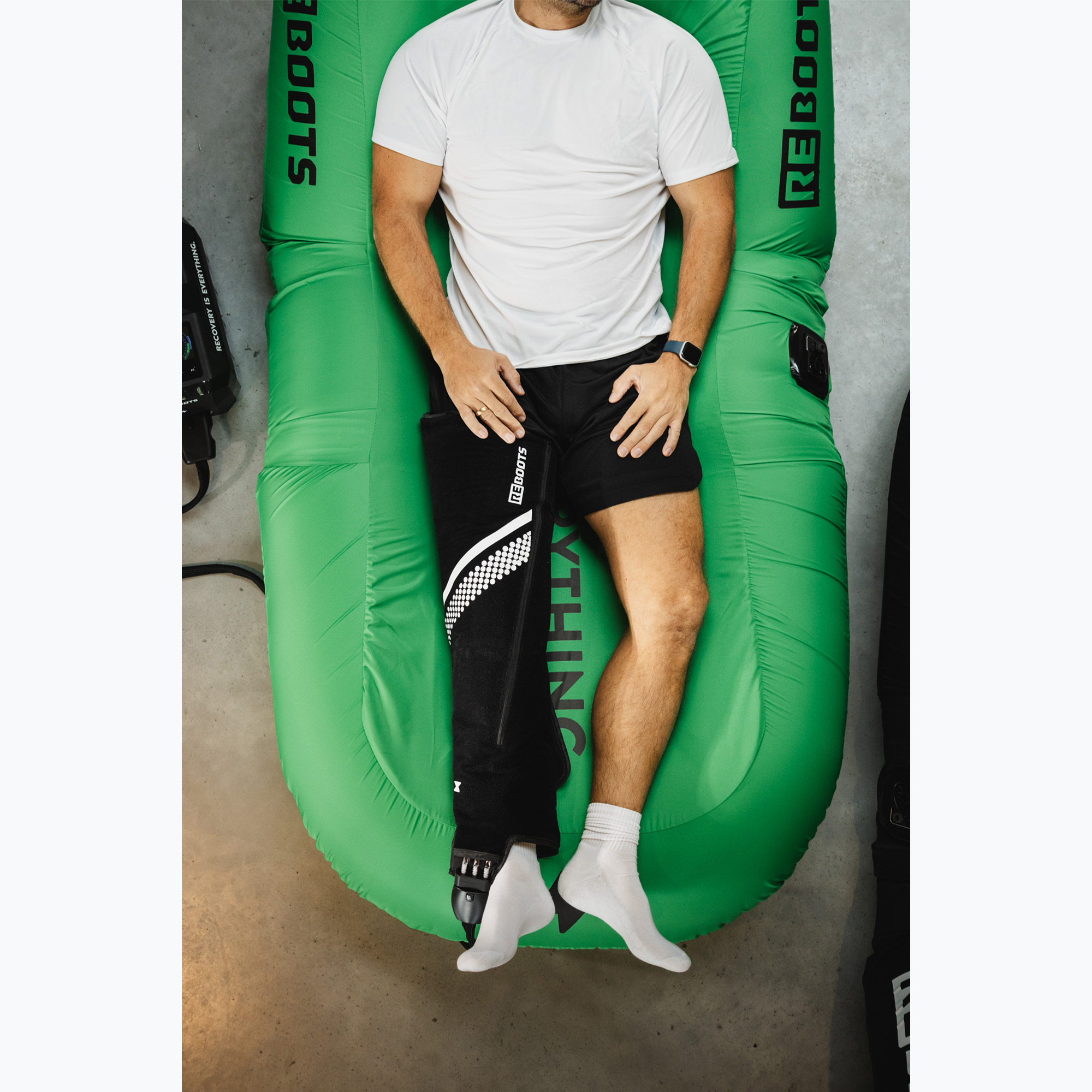 Mankiet do krioterapii z kompresją REBOOTS Leg black 