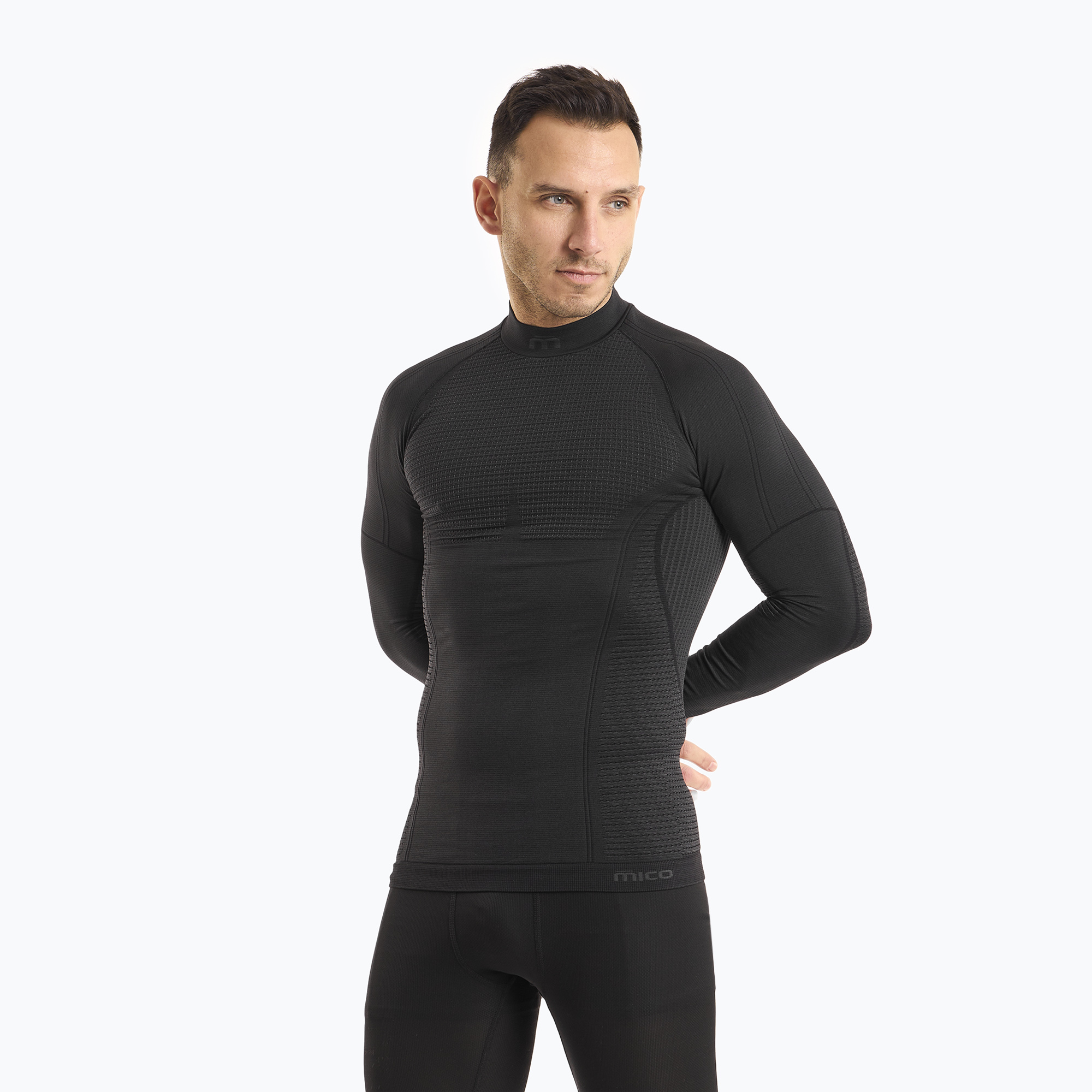 Tricou termic Mico Odor Zero Mock Neck pentru bărbați negru IN01451 (Odor Zero Mock Neck IN01451)